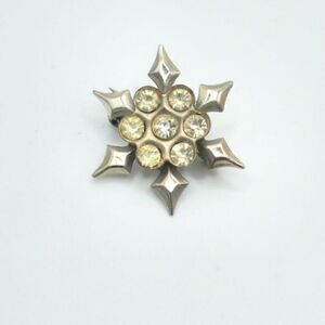 5/$25 Vintage silver rhinestone star brooch